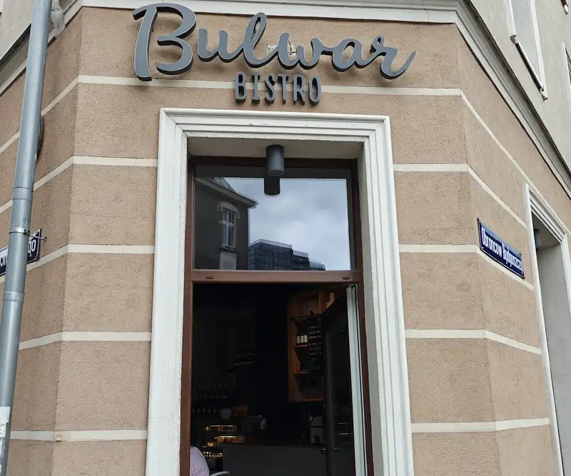 Wejście do Bulwar Bistro z napisem nad drzwiami